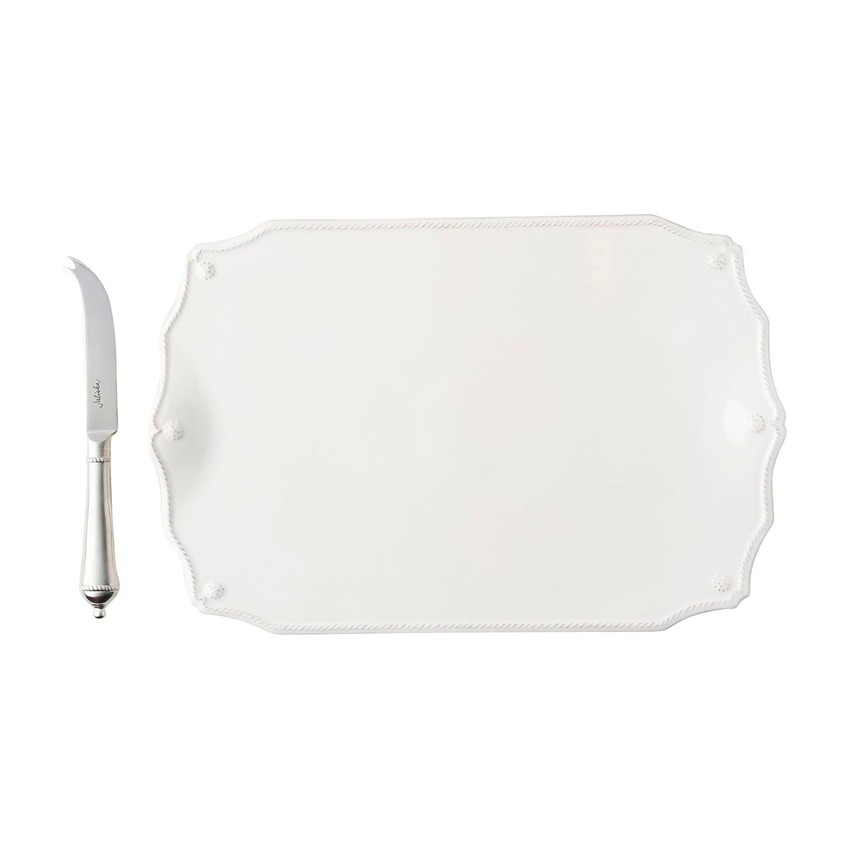 Rimmed with a simple thread and adorned with a sprinkling of berries, this iconic dinnerware collection embraces the historic motifs of our Bohemian glassware. This 15 € serving board with knife makes the perfect presentation piece for cheese and crudité.