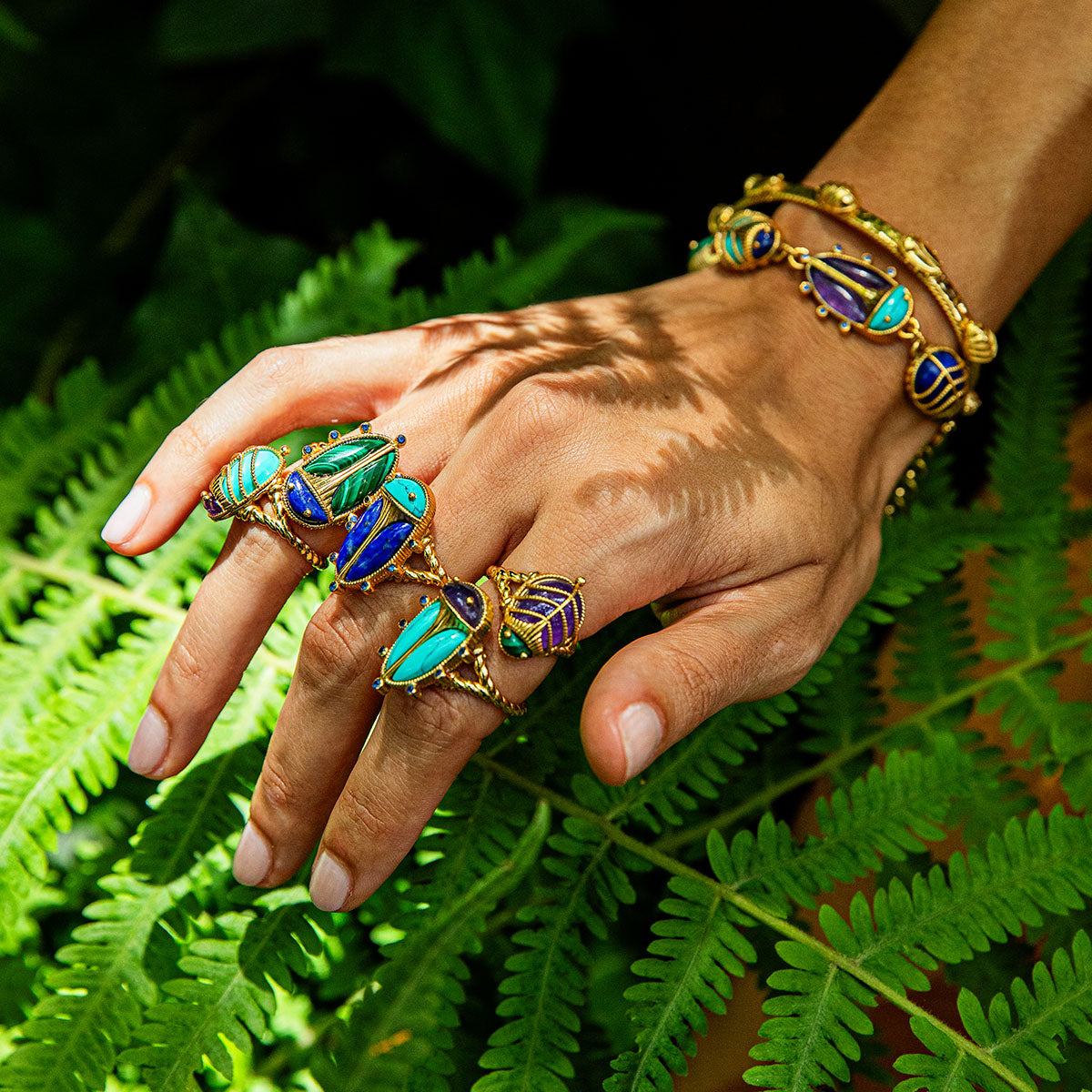 Scarab Petite Ring Malachite Amethyst, lifestyle setting