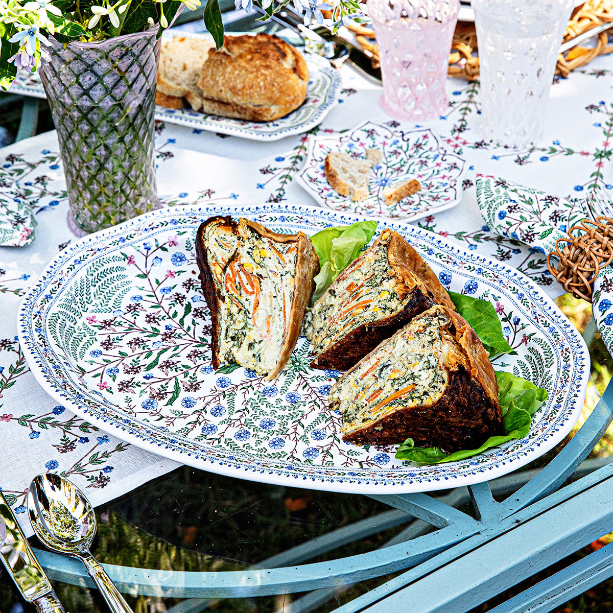 セレディン＆ヴァシリエフSeredin&Vasiliev 刺繍シースルーホワイト Villa Seville 17 in Platter - Chambray – Juliska
