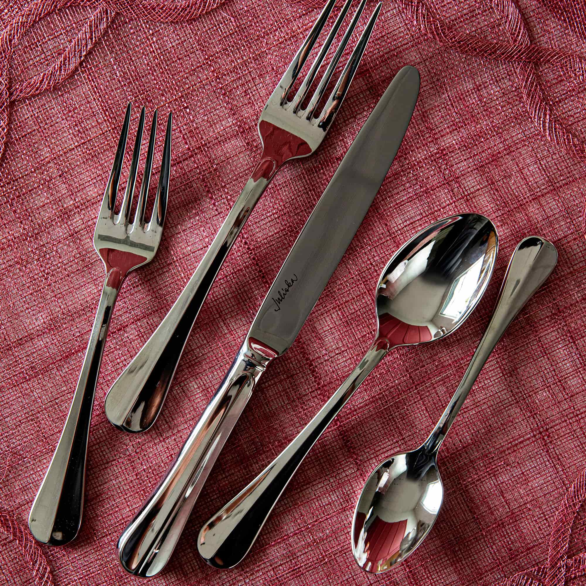 Polished flatware set of five pieces.