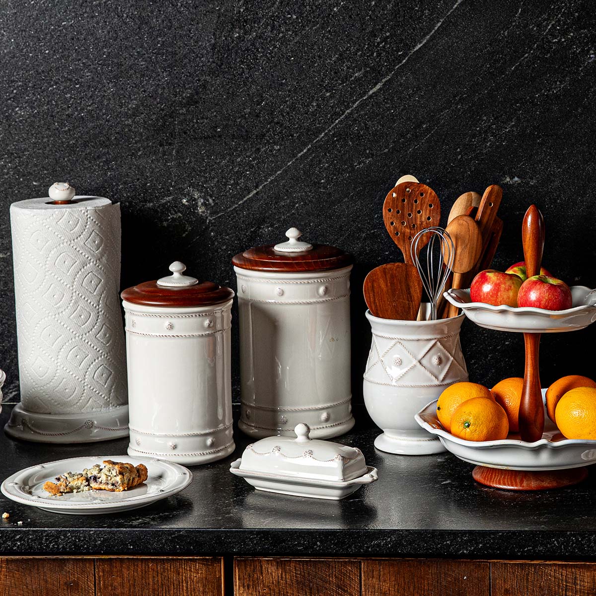 ・  ホワイトコンキリー サービングディッシュ Berry & Thread Paper Towel Holder - Whitewash – Juliska
