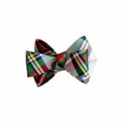 These tuxedo-inspired napkin rings, trimmed in our signature Stewart Tartan, will make a festive statement at every placesetting. Handsewn with rings wrapped in soft velvet ribbon, these dapper bows will festoon any table with festively elegant flair.