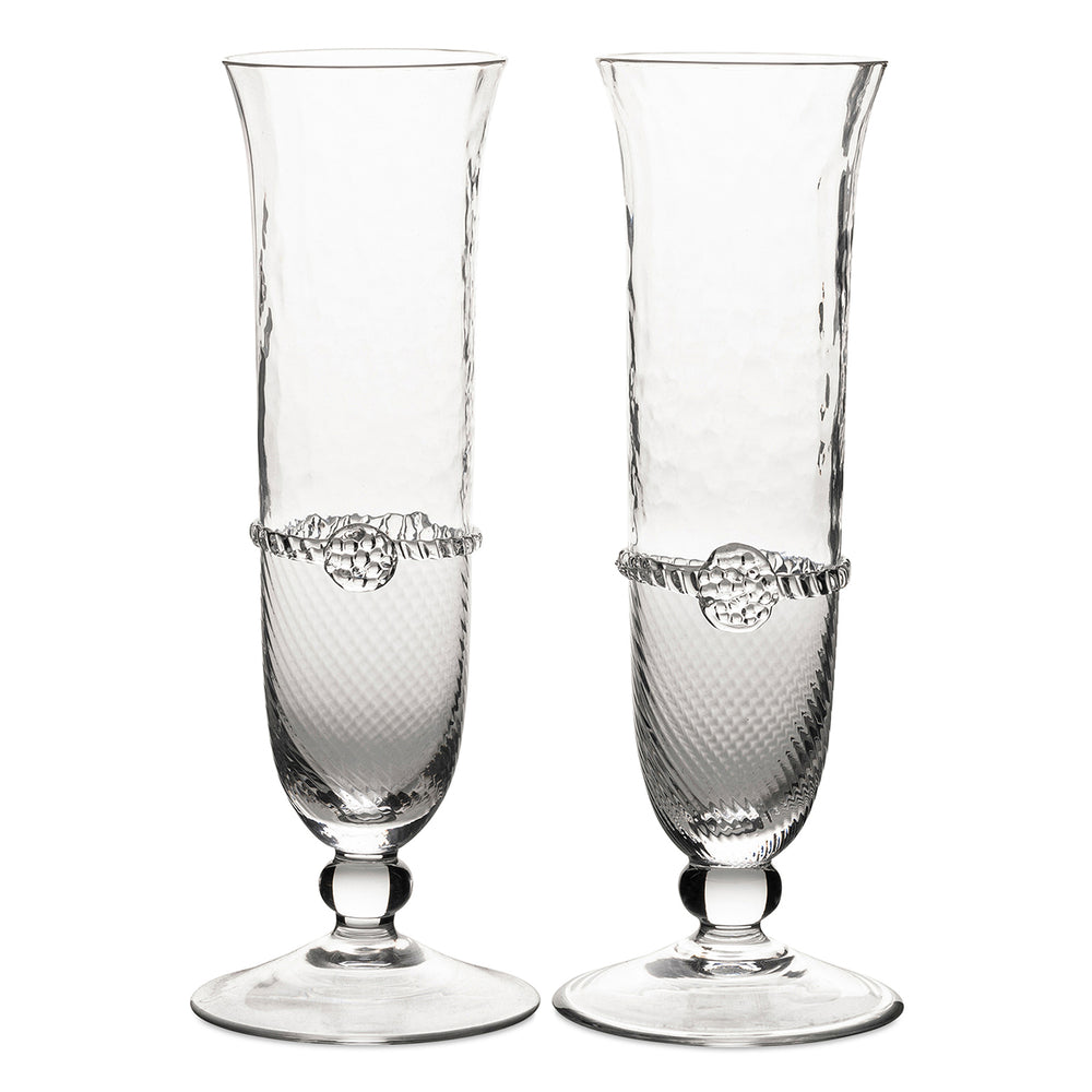 Stunningly statuesque, these handsome flutes are crowned with a simple thread and a single berry to accentuate your celebratory champagne bubbles.