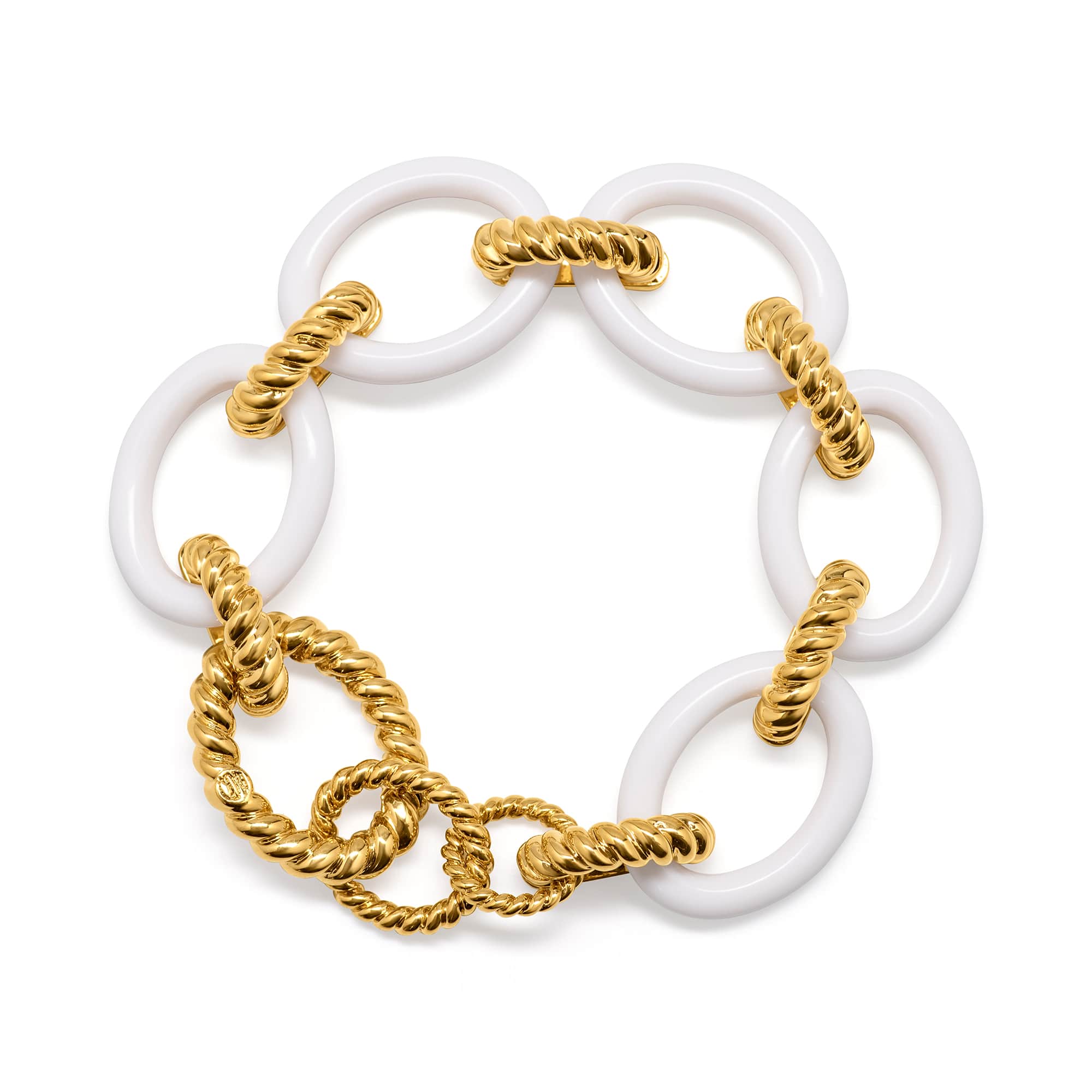 A classic chain re-imagined by Mother Earth with delicate links connected by golden ropes. It’s a lovely reminder to drink in the fresh air and stay grounded.